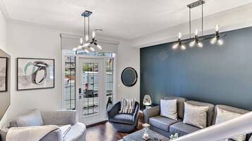 Een televisie, een stereo en een kantoor