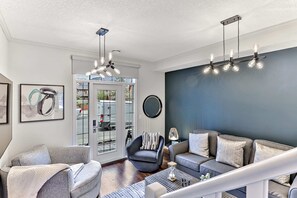 TV, stereo, offices - ⭐⭐⭐⭐⭐The Lambeth by Samsara Private Entry Panorama Top View Luxury 2BR and 2BTH (Canmore)