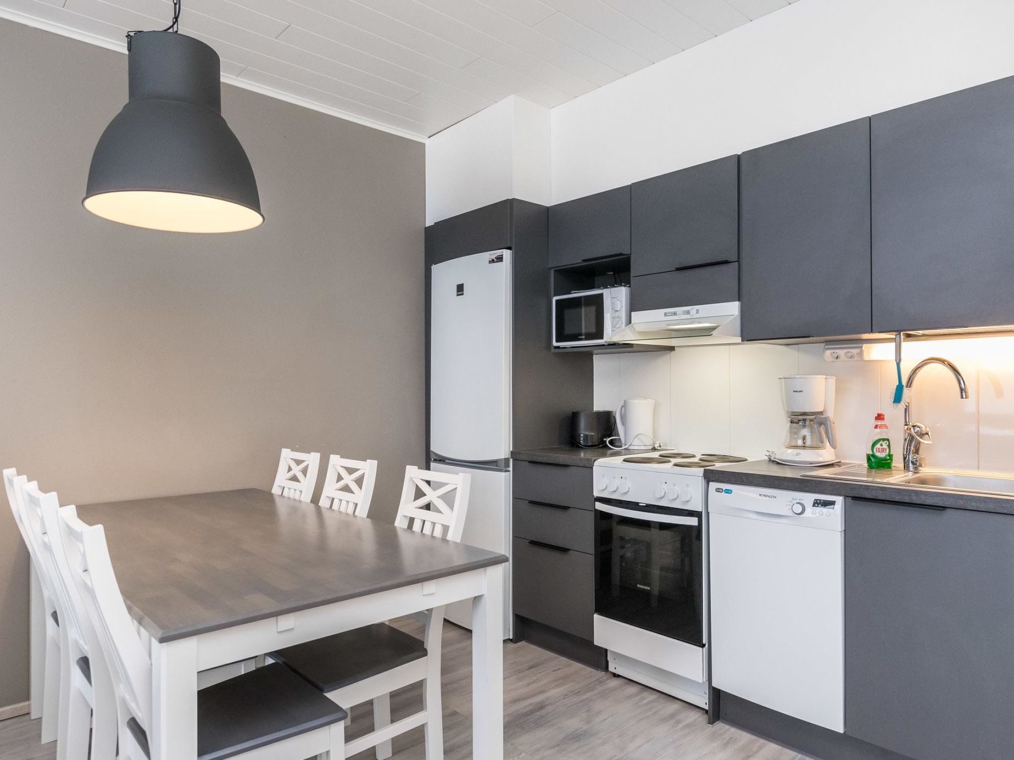 Geladeira, micro-ondas, lava-louças