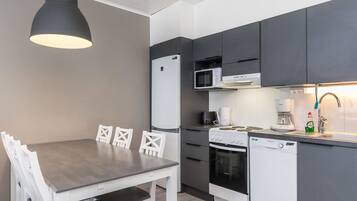 Fridge, microwave, dishwasher, cookware/dishes/utensils