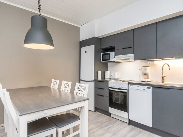 Kühlschrank, Mikrowelle, Geschirrspüler, Kochgeschirr/Geschirr/Besteck