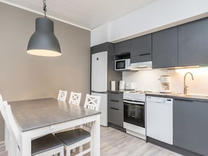 Kühlschrank, Mikrowelle, Geschirrspüler, Kochgeschirr/Geschirr/Besteck