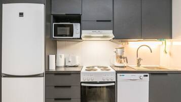 Fridge, microwave, dishwasher, cookware/dishes/utensils