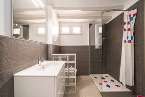 Shower, towels - Villasun duplex primera linea. (La Vila Joiosa)