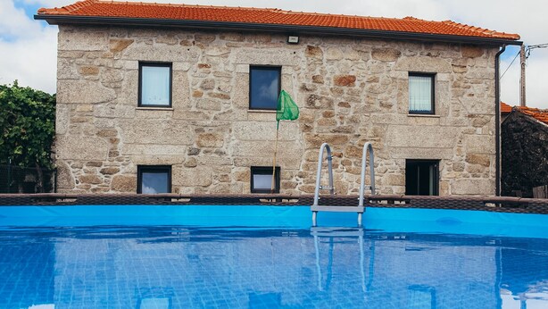 A stone building with a swimming pool in front. - Casa d’El Rey, Serra da Freita/Passadiços do Paiva (Mizarela)