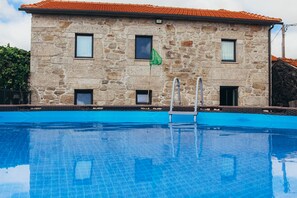 A stone building with a swimming pool in front. - Casa d’El Rey, Serra da Freita/Passadiços do Paiva (Mizarela)