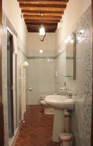 Dusj, hårføner og håndklær