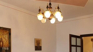 Un espace repas comprenant une table et des chaises, un lustre et des œuvres d’art murales.
