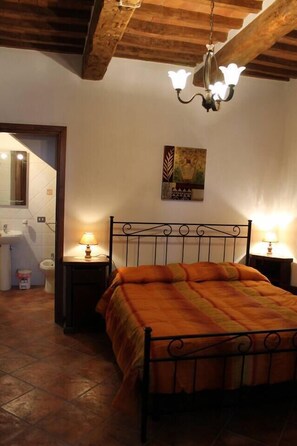 5 bedrooms, iron/ironing board, WiFi, bed sheets