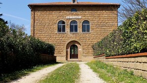 Un bâtiment en pierre, avec l’enseigne « PIETRAMORA » au-dessus de l’entrée, une porte d’entrée centrale en arc de cercle et un chemin de gravier menant à l’entrée.
