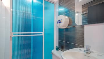Familiekamer | Badkamer | Een douche, gratis toiletartikelen, handdoeken, zeep