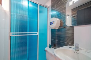 Habitación familiar | Baño | Regadera, amenidades de baño gratuitas, toallas, jabón 