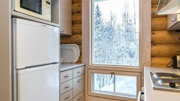 Refrigerador, microondas, lavavajillas y utensilios de cocina