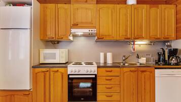 Fridge, microwave, dishwasher, cookware/dishes/utensils