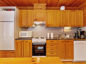 Refrigerador, microondas, lavavajillas, utensilios de cocina