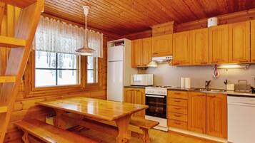 Fridge, microwave, dishwasher, cookware/dishes/utensils