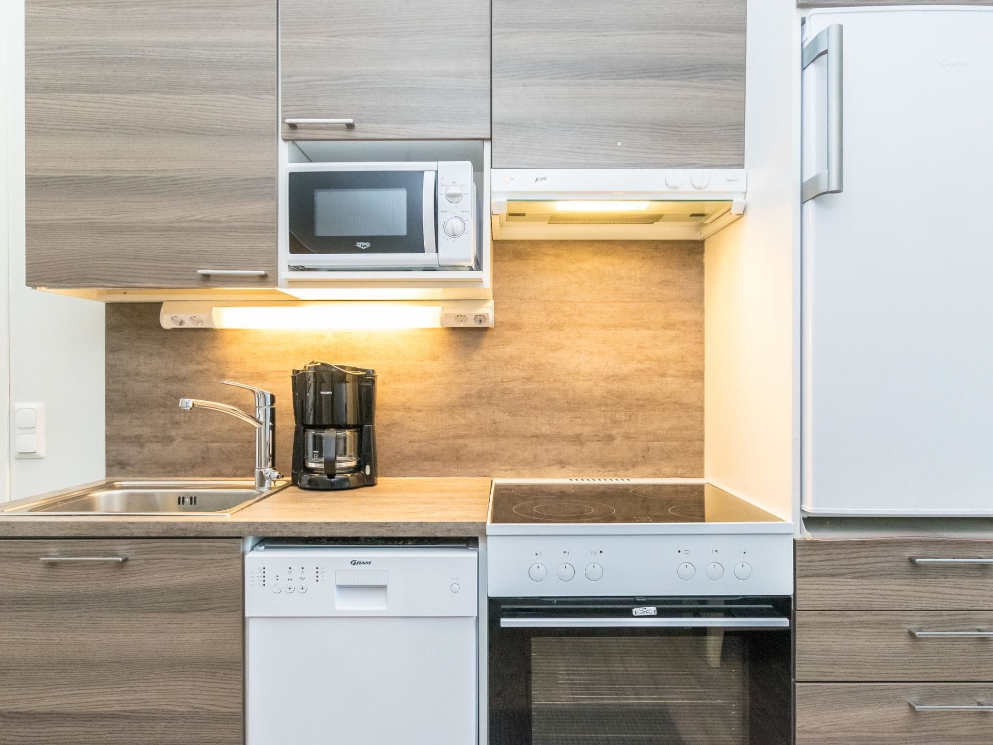 Kylskåp, mikrovågsugn, diskmaskin och grytor/köksredskap