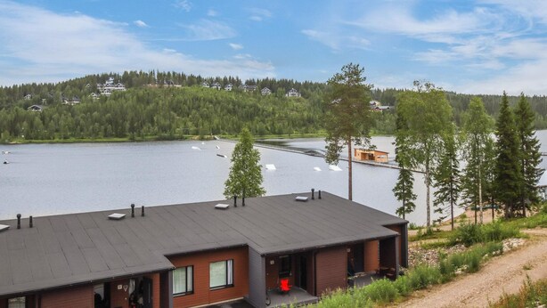 A lakeside cabin with a view of the lake and forested hills. - Skivillas 61 ukkohalla (b3) by Interhome (Hyrynsalmi)