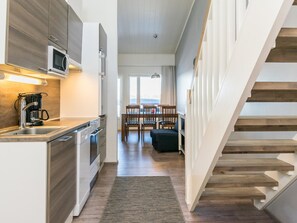 Kühlschrank, Mikrowelle, Geschirrspüler, Kochgeschirr/Geschirr/Besteck