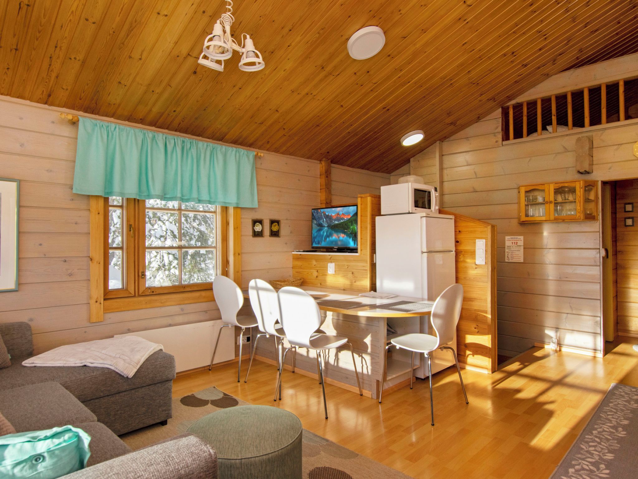 Ein gemütliches Cabin-Interieur mit Essbereich, Küche und Sitzgelegenheit.