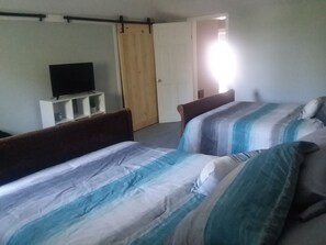 3 Schlafzimmer, Schreibtisch, Bügeleisen/Bügelbrett, WLAN