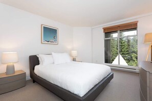 2 bedrooms, iron/ironing board, WiFi, bed sheets - Woodrun Lodge w/ pool & bike storage (Whistler)