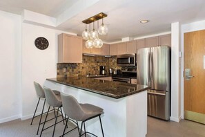 Réfrigérateur, micro-ondes, four, plaque de cuisson