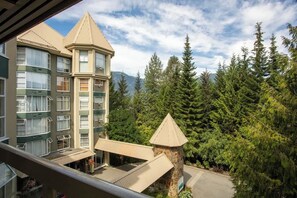Property grounds - Woodrun Lodge w/ pool & bike storage (Whistler)