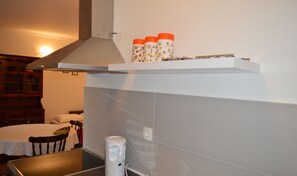 Geladeira, micro-ondas, cooktop, cafeteira/chaleira