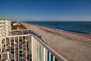 Ein Hotel direkt am Strand mit Poolbereich und Meerblick.