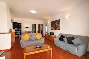 Téléviseur, lecteur de DVD, chaîne audio