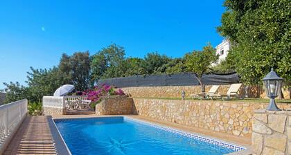 Ferienvilla Isabel mit Bergblick, WLAN, Klimaanlage, Pool, Garten und Grill