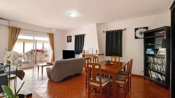 Télévision, lecteur de DVD, chaîne hi-fi