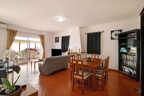 Téléviseur, lecteur de DVD, chaîne audio