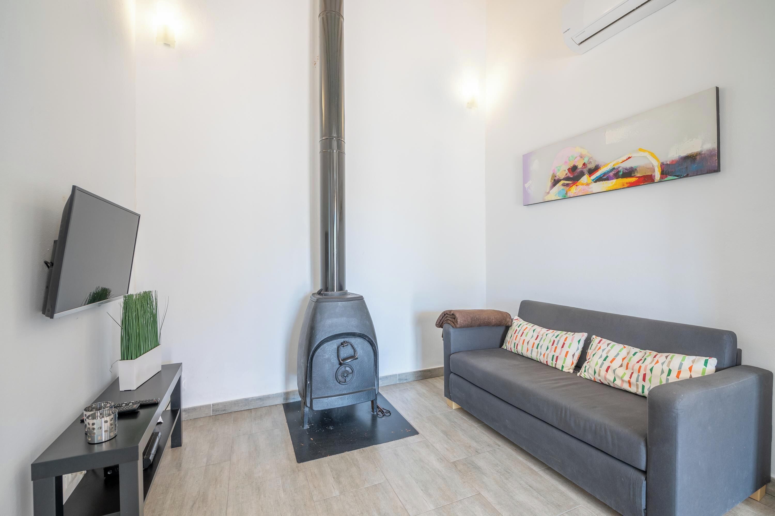 Een televisie en een open haard