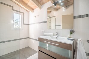 淋浴設備、風筒、提供毛巾