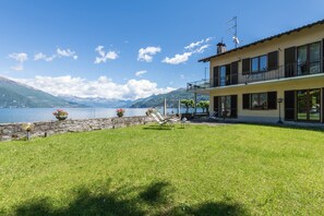 Property grounds - Holiday Apartment "La Punta Bellagio" with Lake View, Wi-Fi, Garden & Terrace (Bellagio)