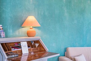 Interior - Holiday Apartment "La Punta Bellagio" with Lake View, Wi-Fi, Garden & Terrace (Bellagio)