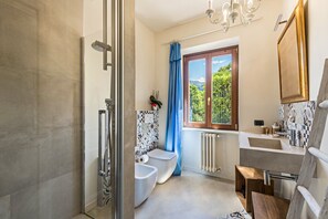 Suihku, hiustenkuivaaja, pyyhkeet