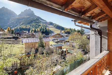 Property grounds. Holiday Apartment "Ciasa Lino Rotic" with Mountain View and Wi-Fi
