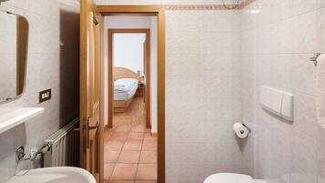 Douche, sĂšche-cheveux, serviettes fournies