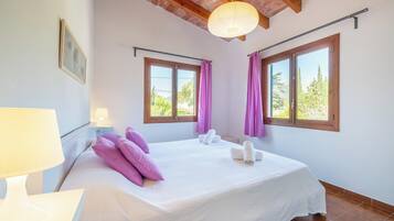 2 bedrooms, iron/ironing board, free WiFi, bed sheets