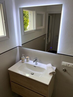 Bathtub, hair dryer, towels - Country House 'La Palmera' with Mountain View, Wi-Fi and Air Conditioning (Pollença)