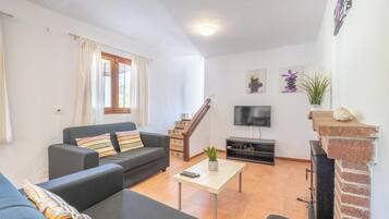 Fernseher, Kamin, Videospiele, Tischtennisplatte