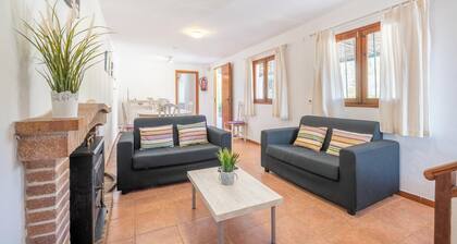 Country House 'La Palmera' with Mountain View, Wi-Fi and Air Conditioning