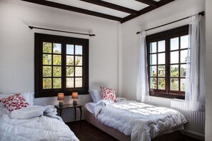 4 bedrooms, desk, free WiFi, bed sheets