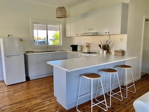 Fridge, microwave, oven, coffee/tea maker - The River Cottage - Pet friendly (Darlington Point)