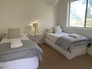 3 bedrooms, iron/ironing board, WiFi, bed sheets - The River Cottage - Pet friendly (Darlington Point)