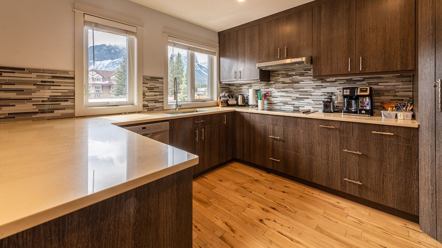 P1 - Private Hot Tub - 3 Bedroom Home - Mountain View
