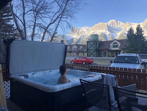 Luxury House | Private spa tub - P1 - Private Hot Tub - 3 Bedroom Home - Mountain View (Canmore)